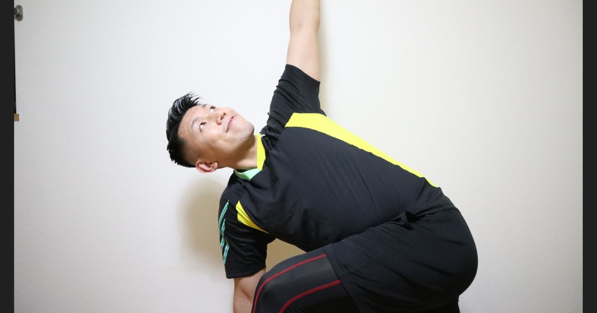 出張整体ストレッチMOVEONEの代表者、ストレッチ中の様子