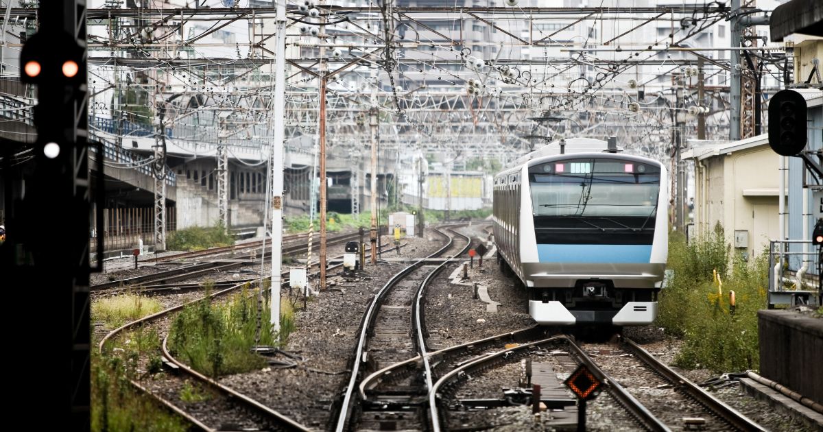 小田急線の線路を走る電車。