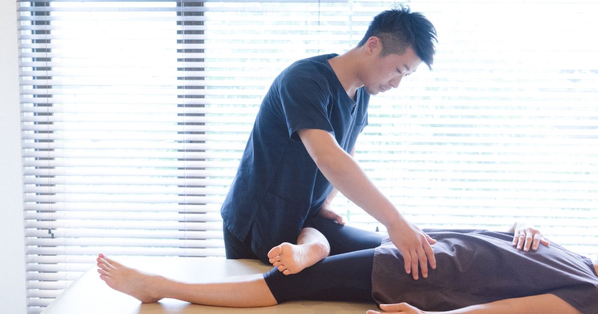 施術者がお客様にストレッチを施している様子です。
