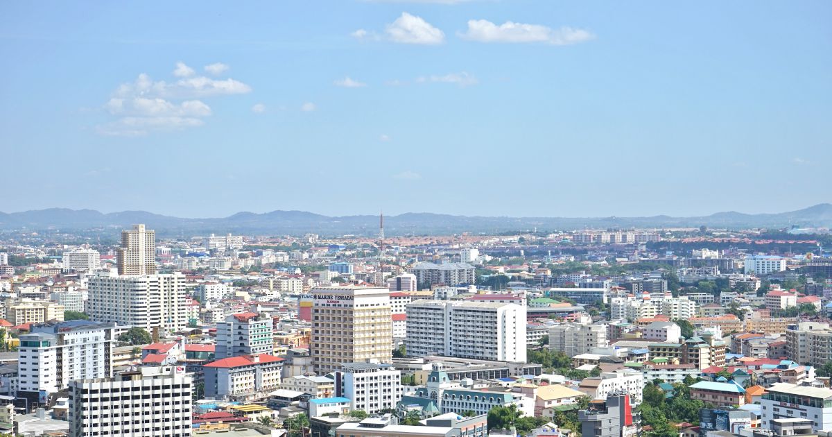 高台から見下ろした広大な市街地の風景と青空。